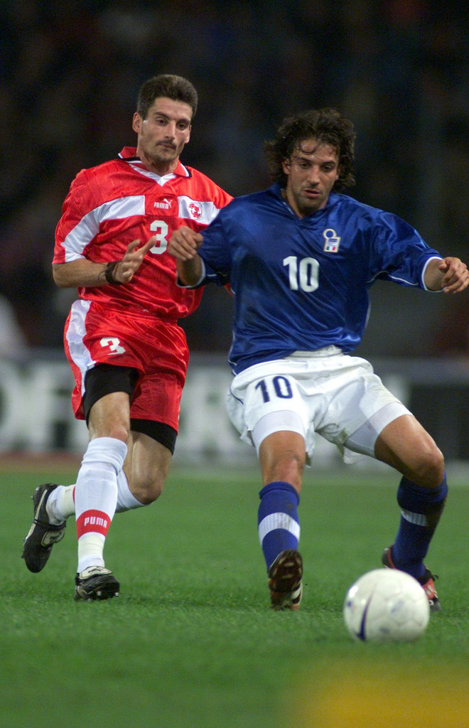 L'ancien Xamaxien Régis Rothenbühler (en rouge, ici avec l'équipe de Suisse contre l'Italie d'Alessandro Del Piero) participera à ce match de gala. arch. Keystone