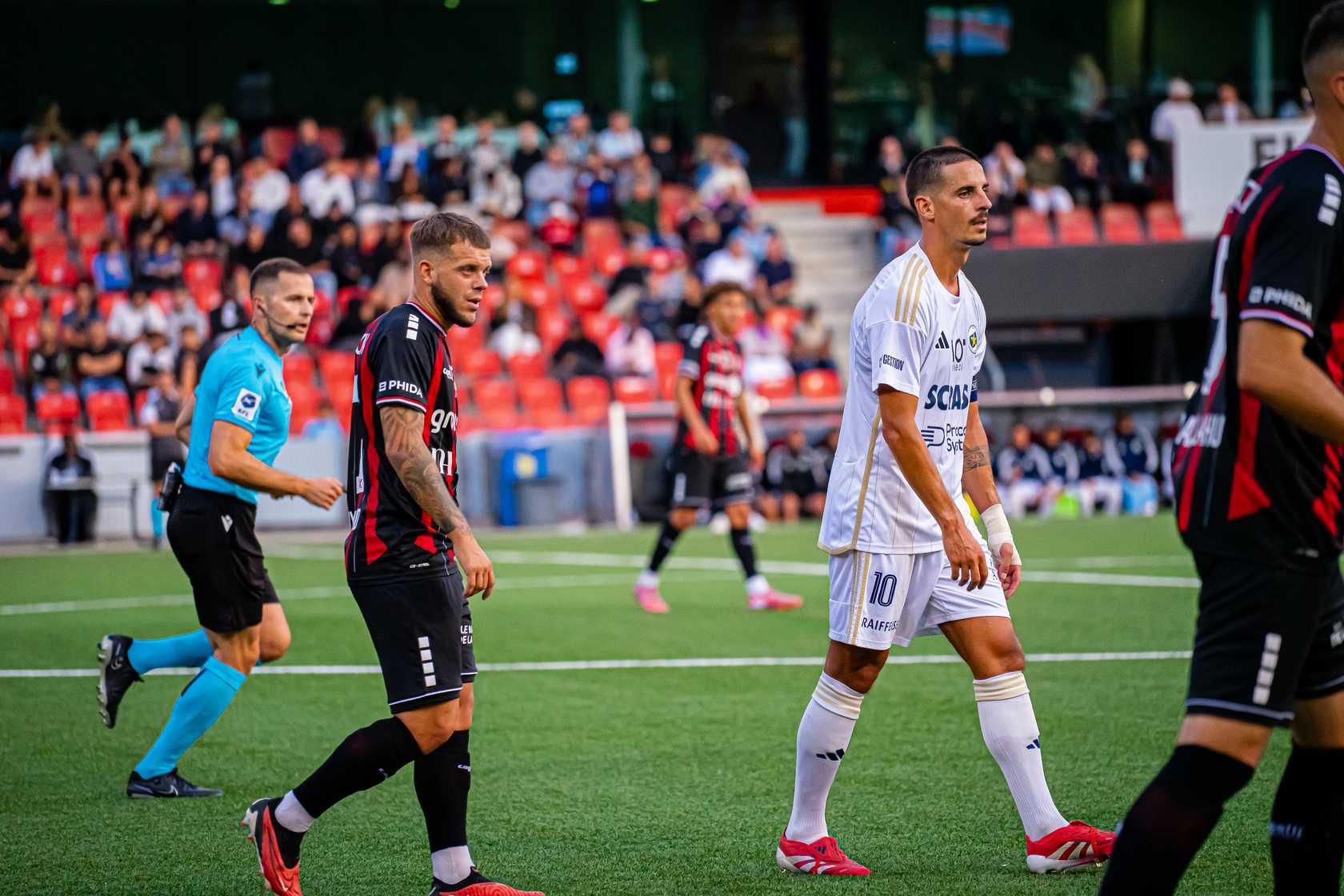 Ancien Fanion De Foot - Neuchâtel Xamax (mais Décrit Comme Auxerre?) - Tissu - France